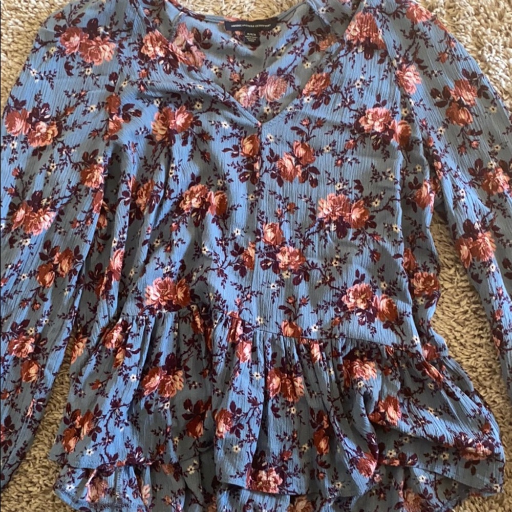 American Eagle blue floral top